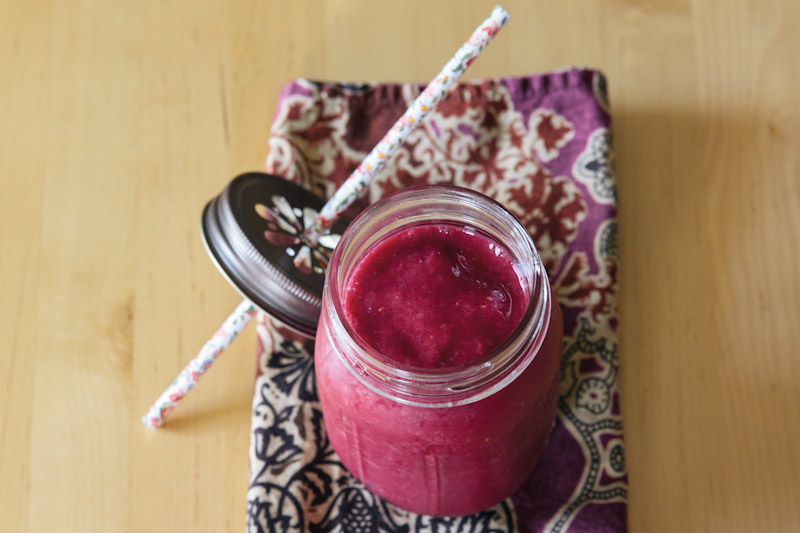 One Handed Recipes for New Moms: Beet Smoothie • theVintageMixer.com