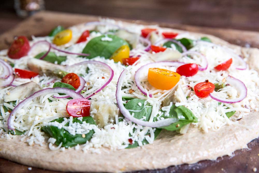 Spinach Artichoke Pizza Recipe | theVintageMixer.com