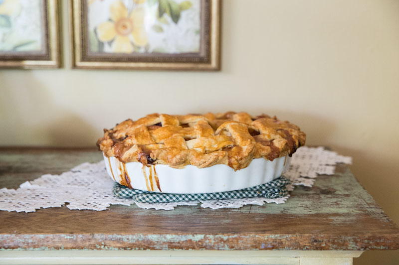 Classic Peach Pie Recipe • theVintageMixer.com