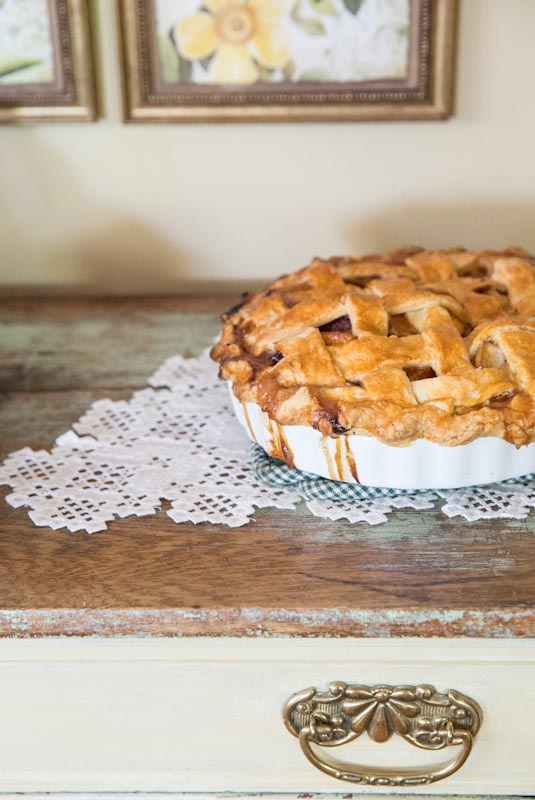 Classic Peach Pie Recipe • theVintageMixer.com #pie #eatseasonal