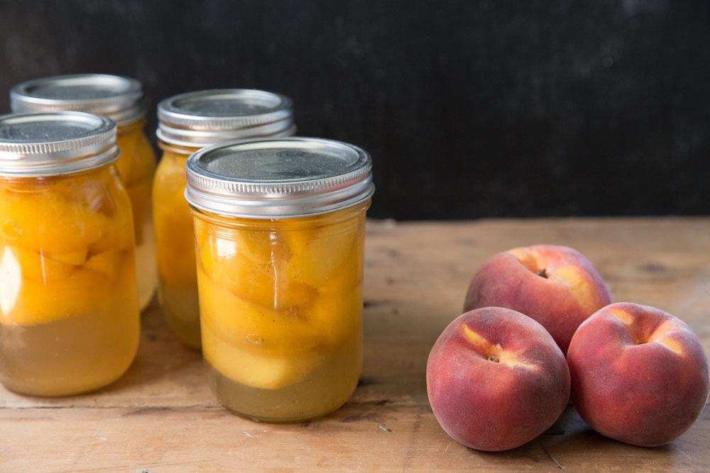 Canned Peaches Recipe with Honey • theVintageMixer.com #canning