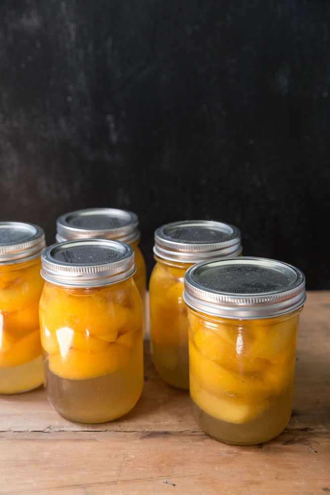 Canned Peaches Recipe with Honey • theVintageMixer.com #canning