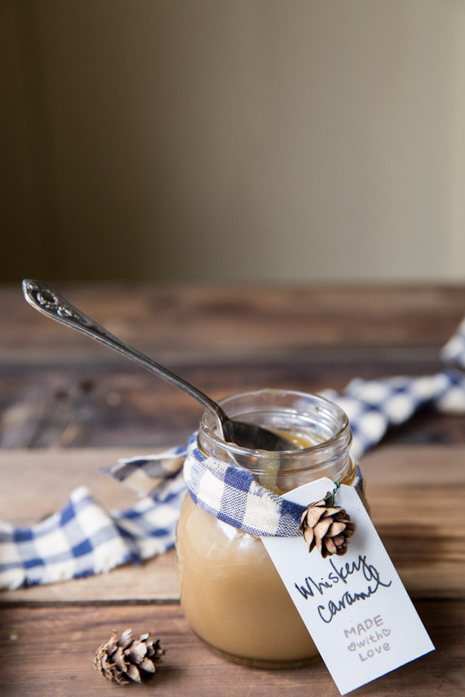 Whiskey Caramel Sauce Recipe • theVintageMixer.com #foodgifts #ediblegifts