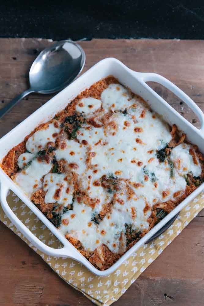 Cheesy Baked Quinoa with Chicken and Veggies • theVintageMixer.com