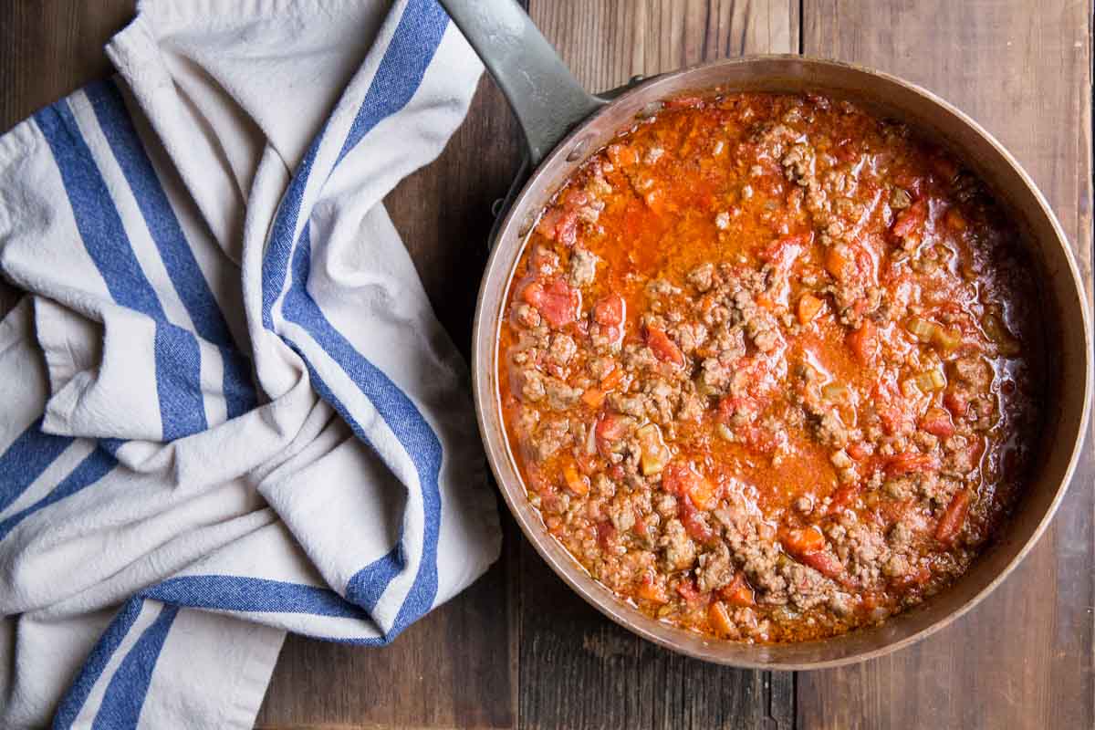 Homemade Bolognese Sauce Recipe • theVintageMixer.com #pasta #bolognese