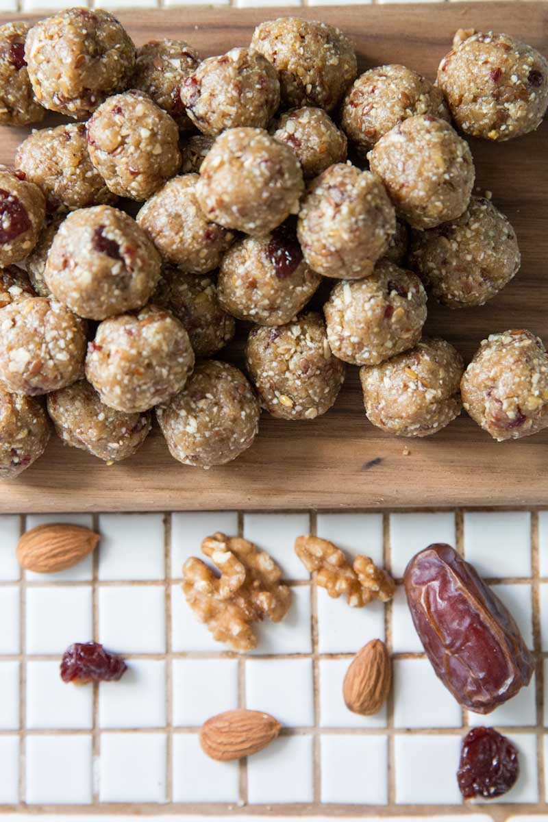 These energy bites are the perfect on the go snack! • theVintageMixer.com  #healthysnacks