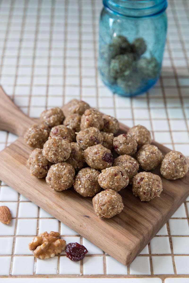 These energy bites are the perfect on the go snack! • theVintageMixer.com #healthysnacks