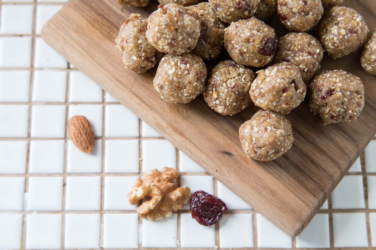 These energy bites are the perfect on the go snack! • theVintageMixer.com  #healthysnacks