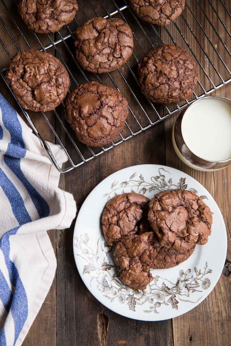 Chewy Chocolate Cookie Recipe • theVintageMixer.com #chocolatecookies #cookies