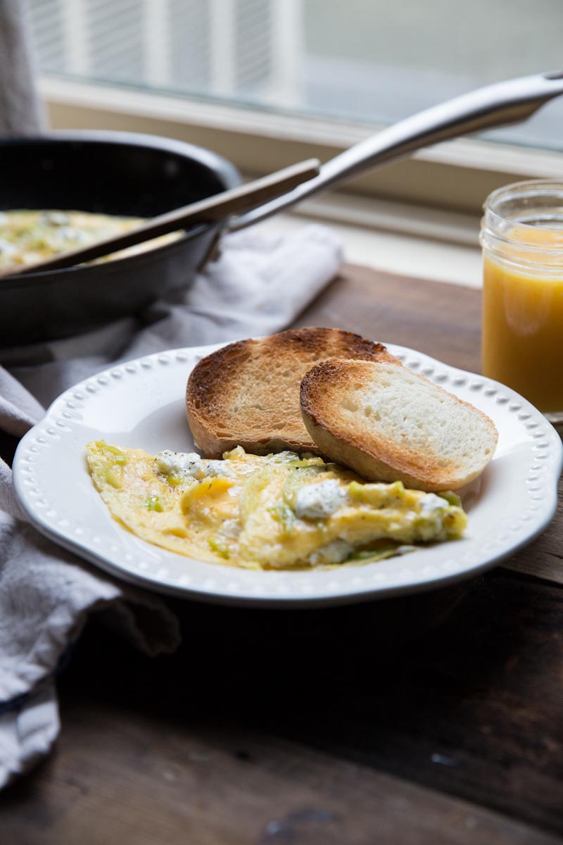 How to make soft scrambled eggs • theVintageMixer.com #eggs #breakfast