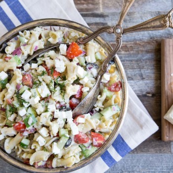 Greek Pasta Salad Recipe • theVintageMixer.com #pastasalad