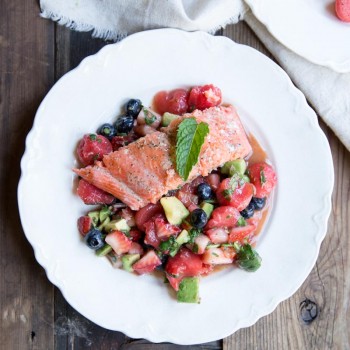 A tasty and healthy dinner that is also good for your skin • Baked Salmon with Fruit Salad • theVintageMixer.com #healthydinner #salmon