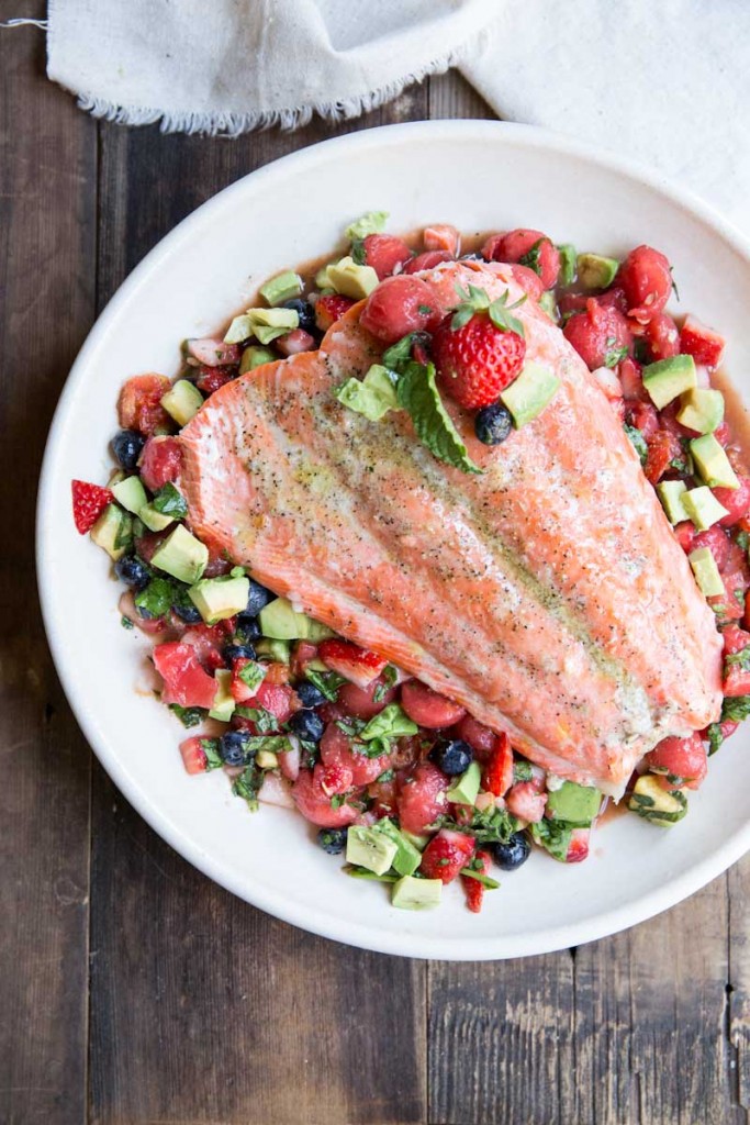 A tasty and healthy dinner that is also good for your skin • Baked Salmon with Fruit Salad • theVintageMixer.com #healthydinner #salmon