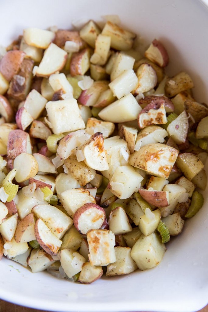 Roasted Potato Salad Recipe • theVintageMixer.com #potatosalad #sidedishrecipe (5)