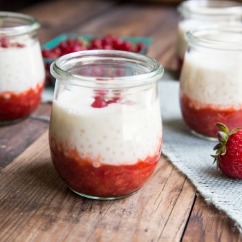 Strawberry Vanilla Tapioca Pudding Recipe • theVintageMixer.com #dessertrecipe #tapiocapudding