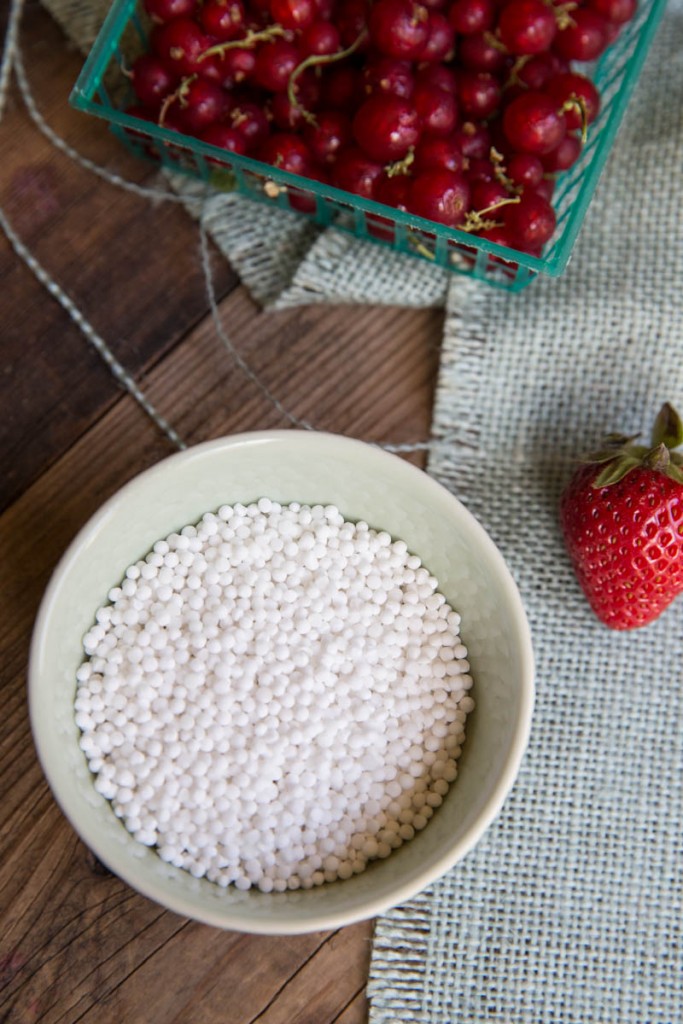 Strawberry Vanilla Tapioca Pudding Recipe • theVintageMixer.com #dessertrecipe #tapiocapudding