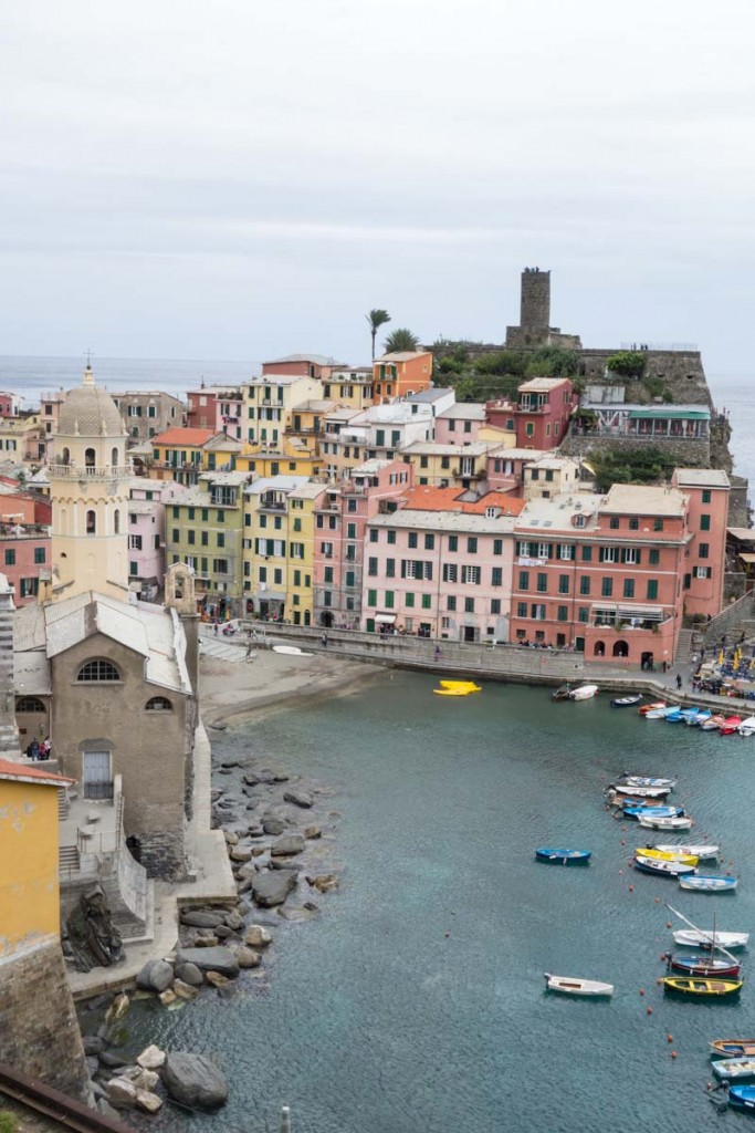 Vernazza Cinque Terre Italy • theVintageMixer.com #travel #italy #cinqueterre