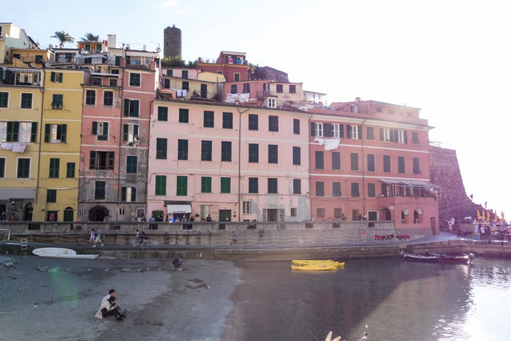 Vernazza Cinque Terre Italy • theVintageMixer.com #travel #italy #cinqueterre