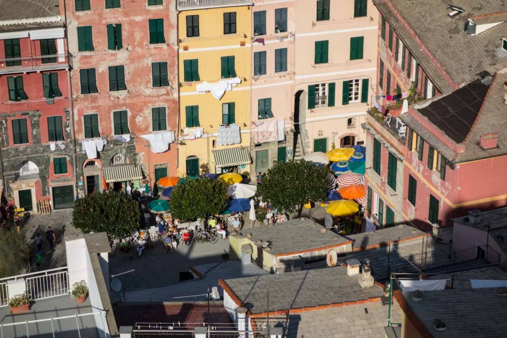 Vernazza Cinque Terre Italy • theVintageMixer.com #travel #italy #europetravel