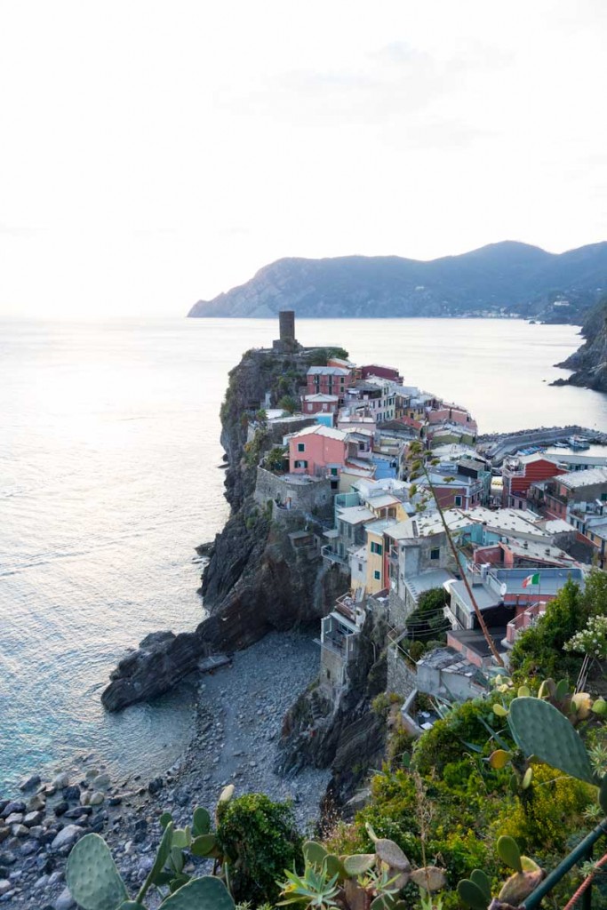 Vernazza Cinque Terre Italy • theVintageMixer.com #travel #italy #europetravel