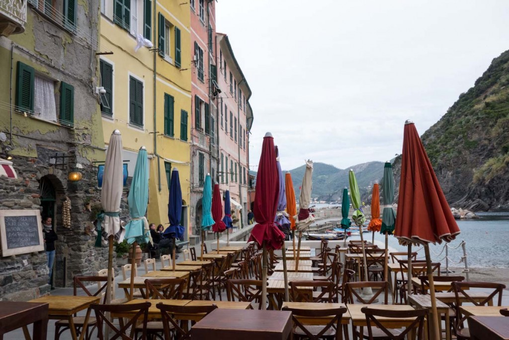 Vernazza Cinque Terre Italy • theVintageMixer.com #travel #italy #europetravel