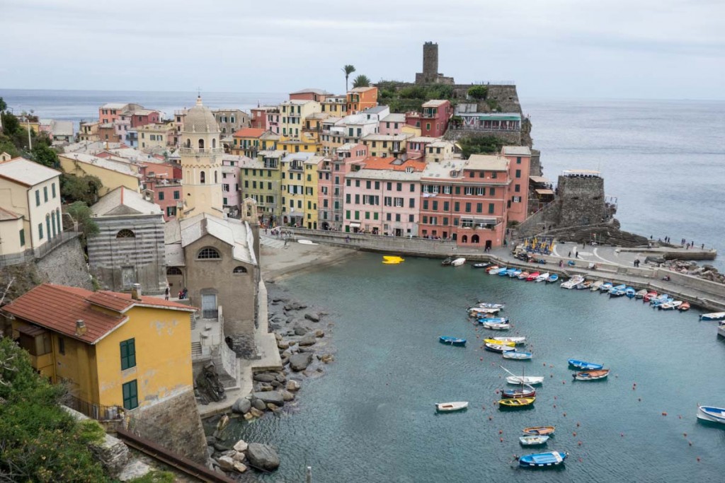 Vernazza Cinque Terre Italy • theVintageMixer.com #travel #italy #europetravel