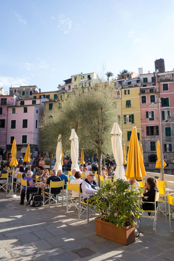 Vernazza Cinque Terre Italy • theVintageMixer.com #travel #italy #europetravel