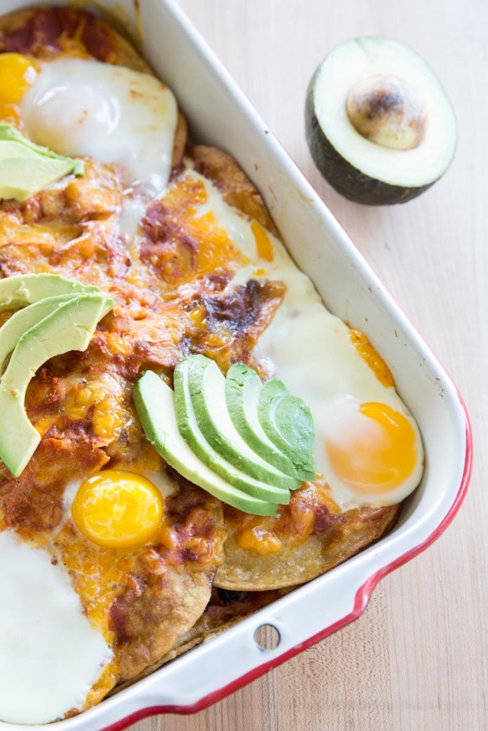 Huevos Rancheros Breakfast Casserole Recipe • theVintageMixer.com #breakfast #holidaybrunchrecipe #myharmons