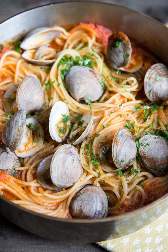 Easy Spaghetti with Clams Recipe • theVintageMixer.com #clams #spaghetti