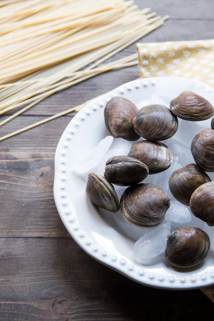 Easy Spaghetti with Clams Recipe • theVintageMixer.com #clams #spaghetti