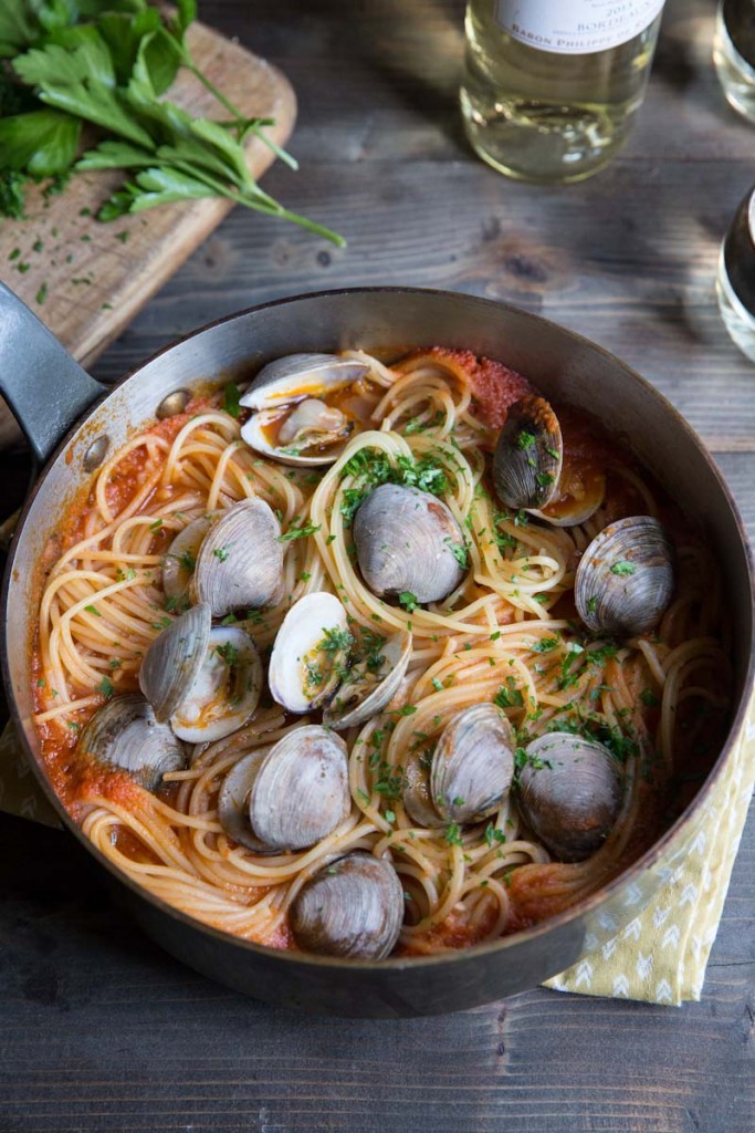 Easy Spaghetti with Clams Recipe • theVintageMixer.com #clams #spaghetti