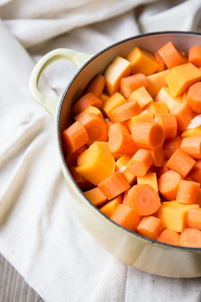 Butternut Squash Carrot and Orange Soup • theVintageMixer.com #detox #cleaneating #healthyeating #soup