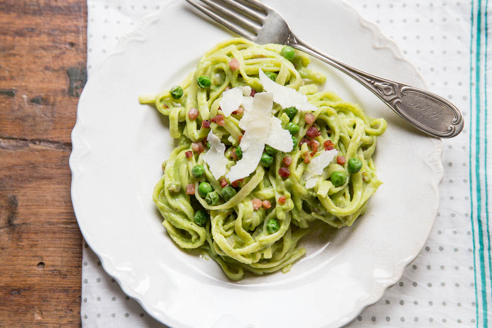 Fresh Pea Carbonara Pasta Recipe • theVintageMixer.com #carbonara #pasta