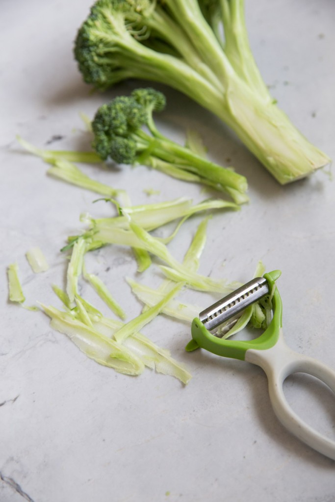 Roasted and Charred Broccoli Pasta Recipe • theVintageMixer.com #healthyrecipe #cleaneating #broccoli #pastarecipe