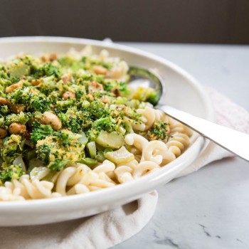 Roasted and Charred Broccoli Pasta Recipe • theVintageMixer.com #healthyrecipe #cleaneating #broccoli #pastarecipe