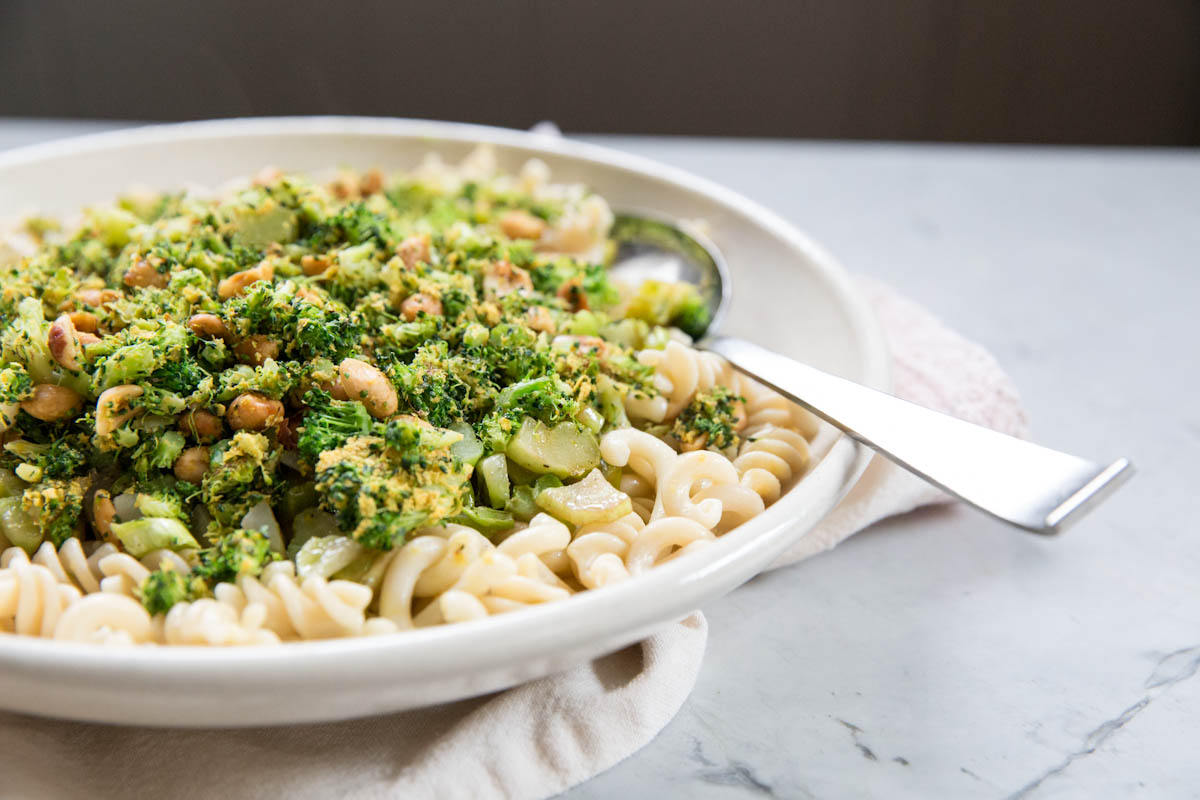 Roasted and Charred Broccoli Pasta Recipe • theVintageMixer.com #healthyrecipe #cleaneating #broccoli #pastarecipe