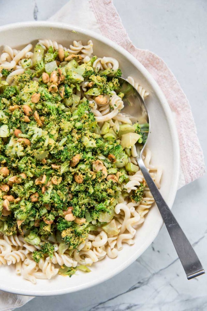 Roasted and Charred Broccoli Pasta Recipe • theVintageMixer.com #healthyrecipe #cleaneating #broccoli #pastarecipe