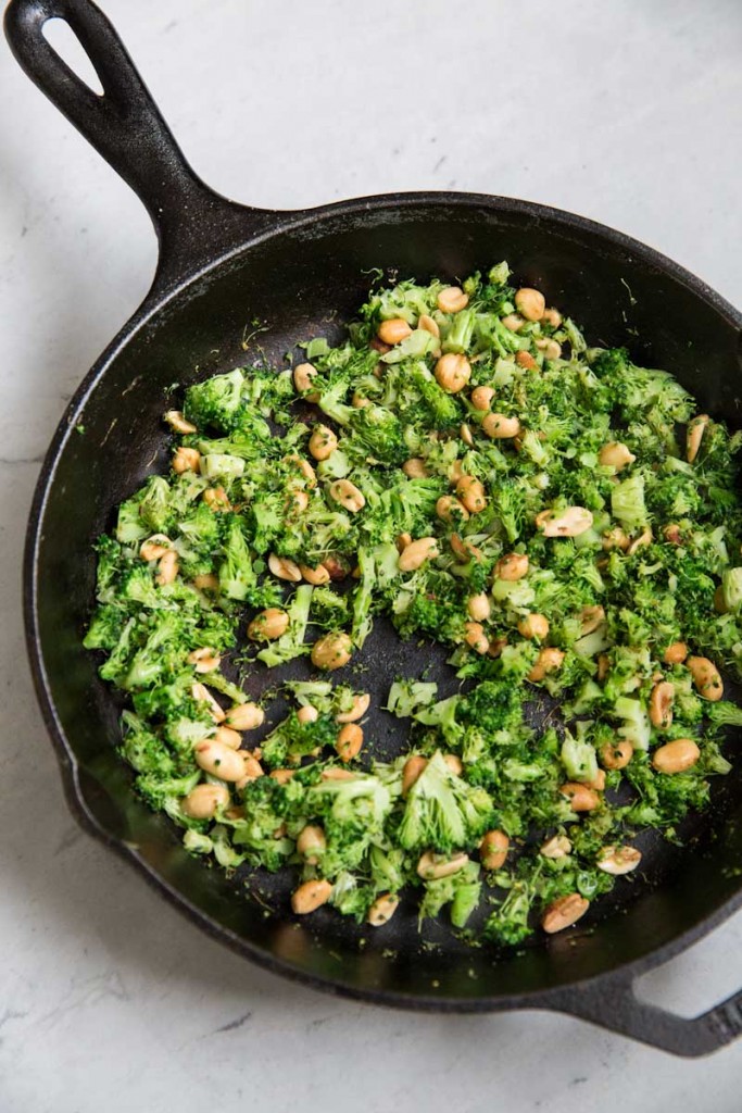 Roasted and Charred Broccoli Pasta Recipe • theVintageMixer.com #healthyrecipe #cleaneating #broccoli #pastarecipe