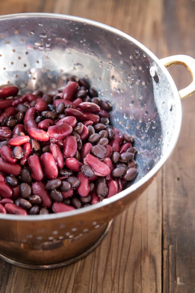 Turkey Chili with Kale • theVintageMixer.com #chili #healthyrecipe #cleaneating