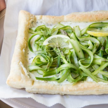 Asparagus and Ricotta Tart • theVintageMixer.com #asparagus #eatseasonal #healthyrecipes