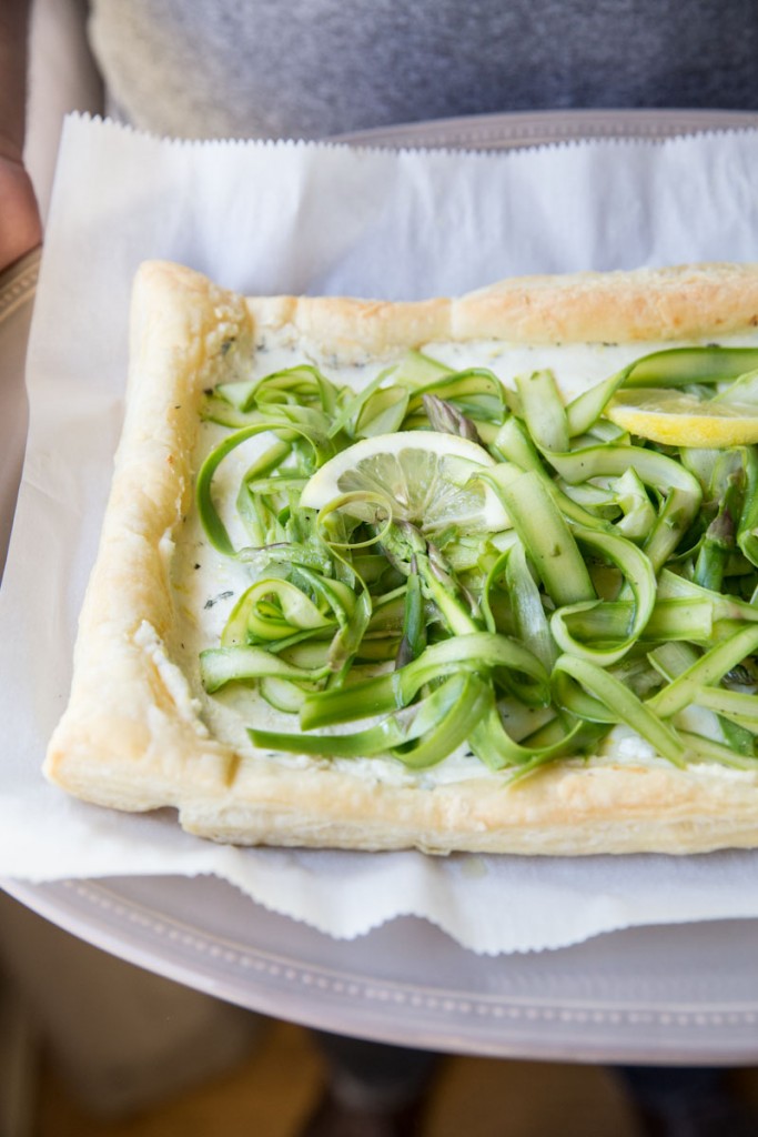 Asparagus and Ricotta Tart • theVintageMixer.com #asparagus #eatseasonal #healthyrecipes