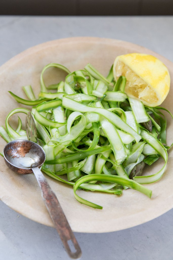 Asparagus and Ricotta Tart • theVintageMixer.com #asparagus #eatseasonal #healthyrecipes