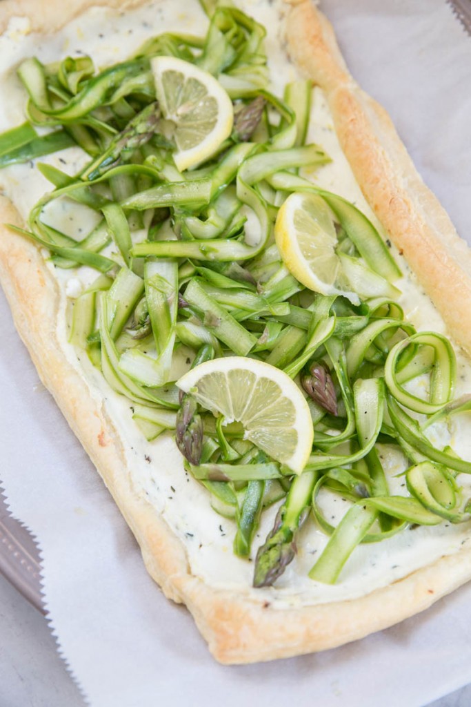 Asparagus and Ricotta Tart • theVintageMixer.com #asparagus #eatseasonal #healthyrecipes