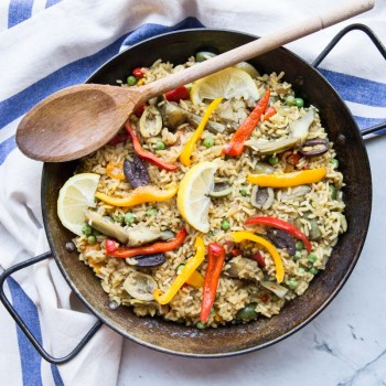 Veggie Paella Recipe with Artichokes and Olives • theVintageMixer.com #eatseasonal #vegetarianrecipe #meatlessmonday