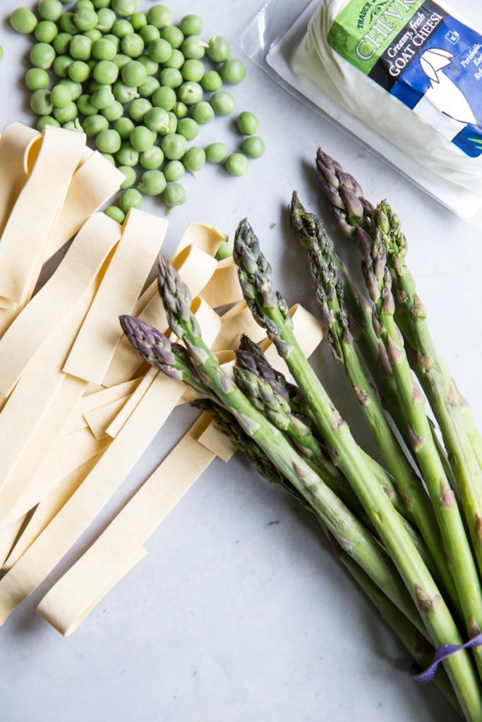 Spring Veggie and Goat Cheese Pasta Recipe • theVintageMixer.com #vegetarianrecipe #eatseasonal #meatleassmonday #pastarecipe