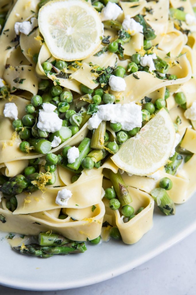 Spring Veggie and Goat Cheese Pasta Recipe • theVintageMixer.com #vegetarianrecipe #eatseasonal #meatleassmonday #pastarecipe