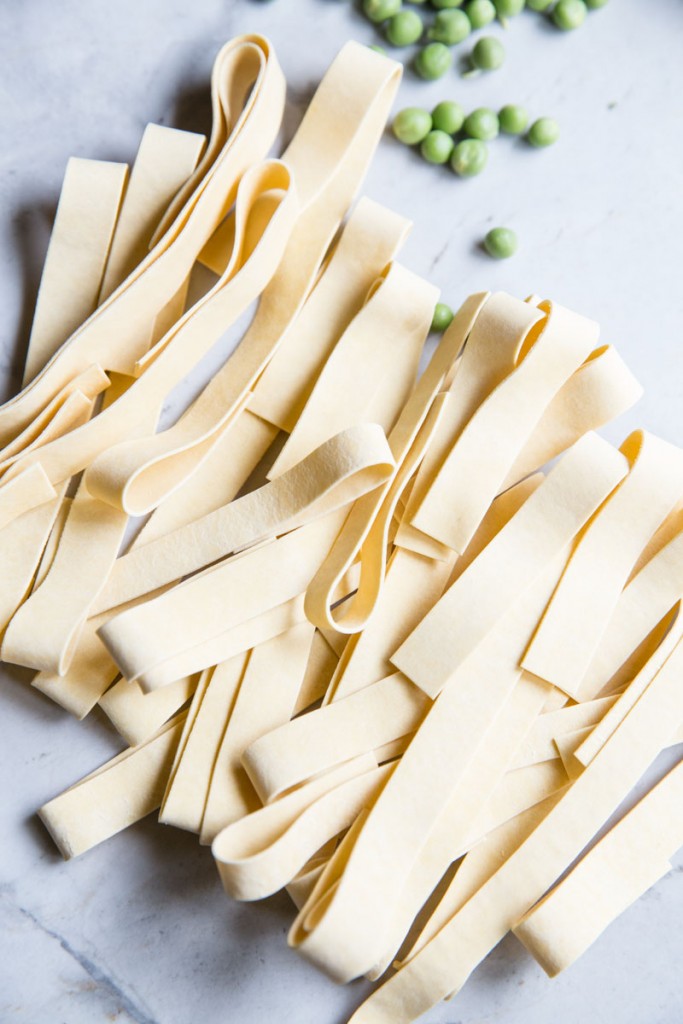 Spring Veggie and Goat Cheese Pasta Recipe • theVintageMixer.com #vegetarianrecipe #eatseasonal #meatleassmonday #pastarecipe