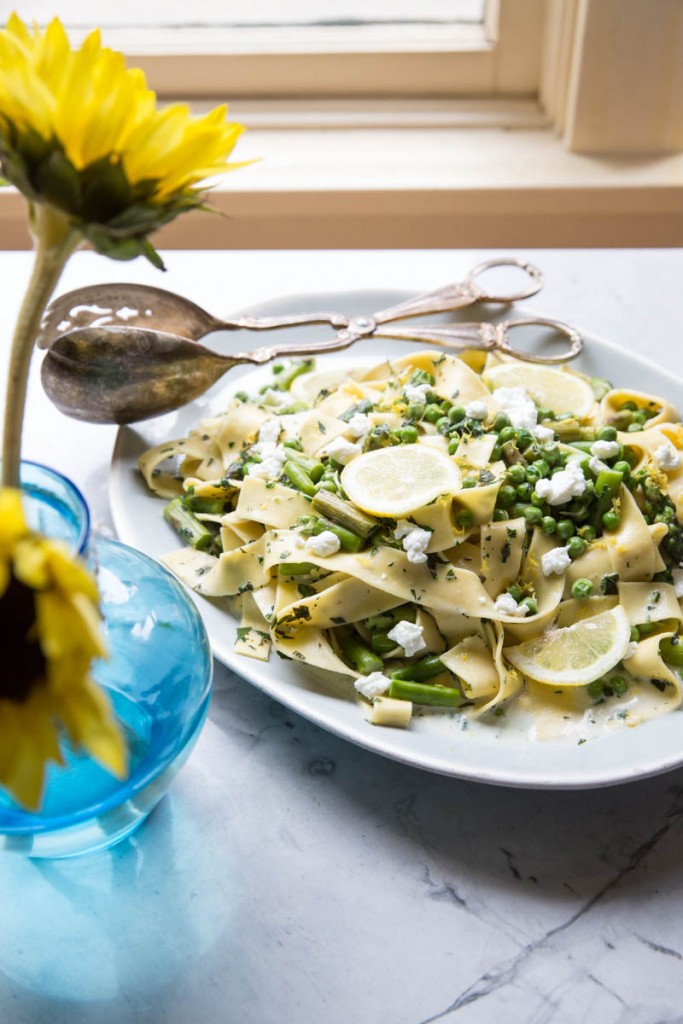 Spring Veggie and Goat Cheese Pasta Recipe • theVintageMixer.com #vegetarianrecipe #eatseasonal #meatleassmonday #pastarecipe