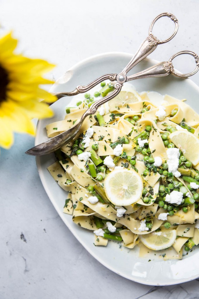 Spring Veggie and Goat Cheese Pasta Recipe • theVintageMixer.com #vegetarianrecipe #eatseasonal #meatleassmonday #pastarecipe