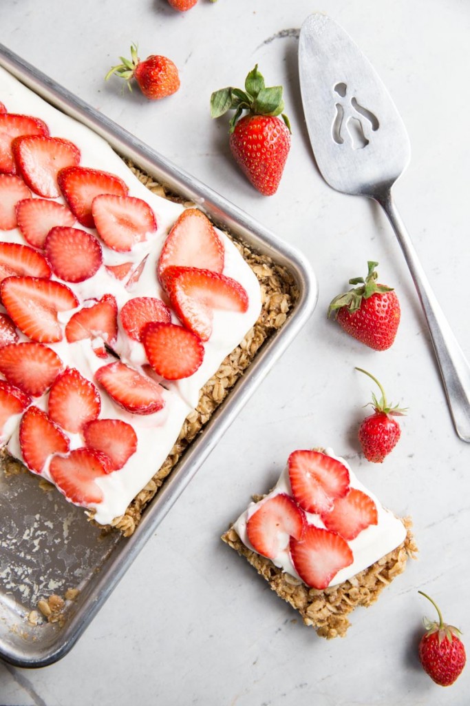 Strawberries and Cream Oat Bars • theVintageMixer.com #bars #strawberries #4thofJuly